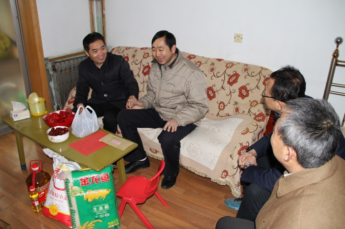 2017-1-24領(lǐng)導(dǎo)慰問(wèn)貧困戶(hù) 023.jpg