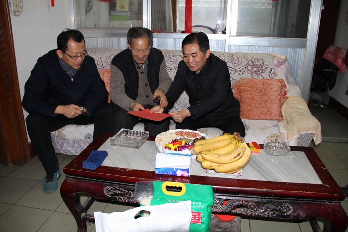 2017-1-24領(lǐng)導(dǎo)慰問(wèn)貧困戶(hù) 040.jpg